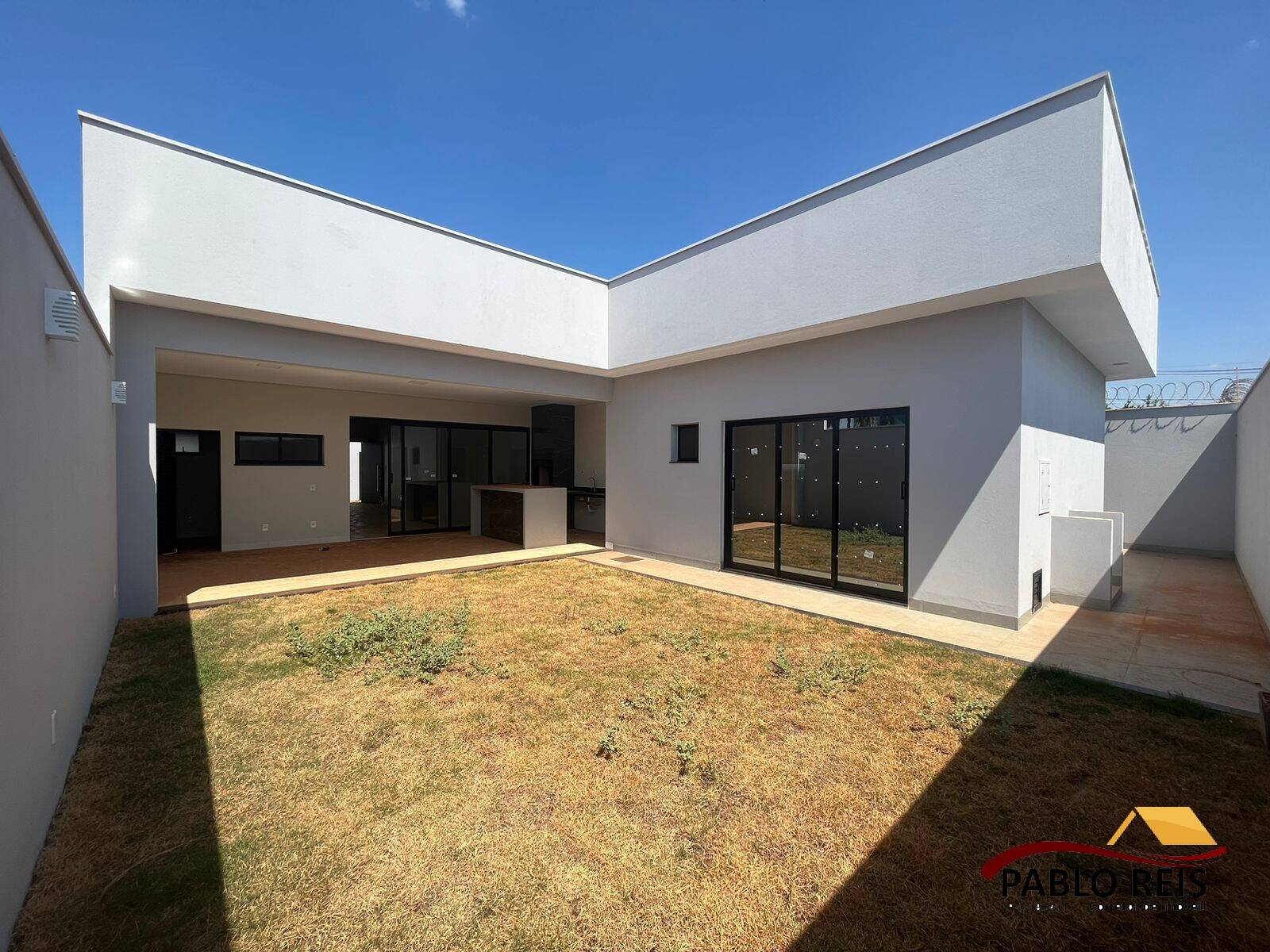 Casa à venda com 3 quartos, 240m² - Foto 1