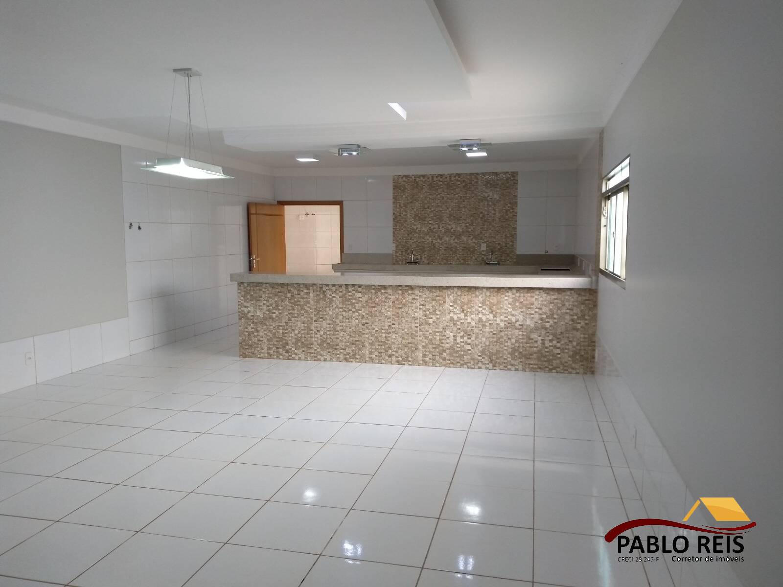 Casa à venda com 3 quartos, 320m² - Foto 1