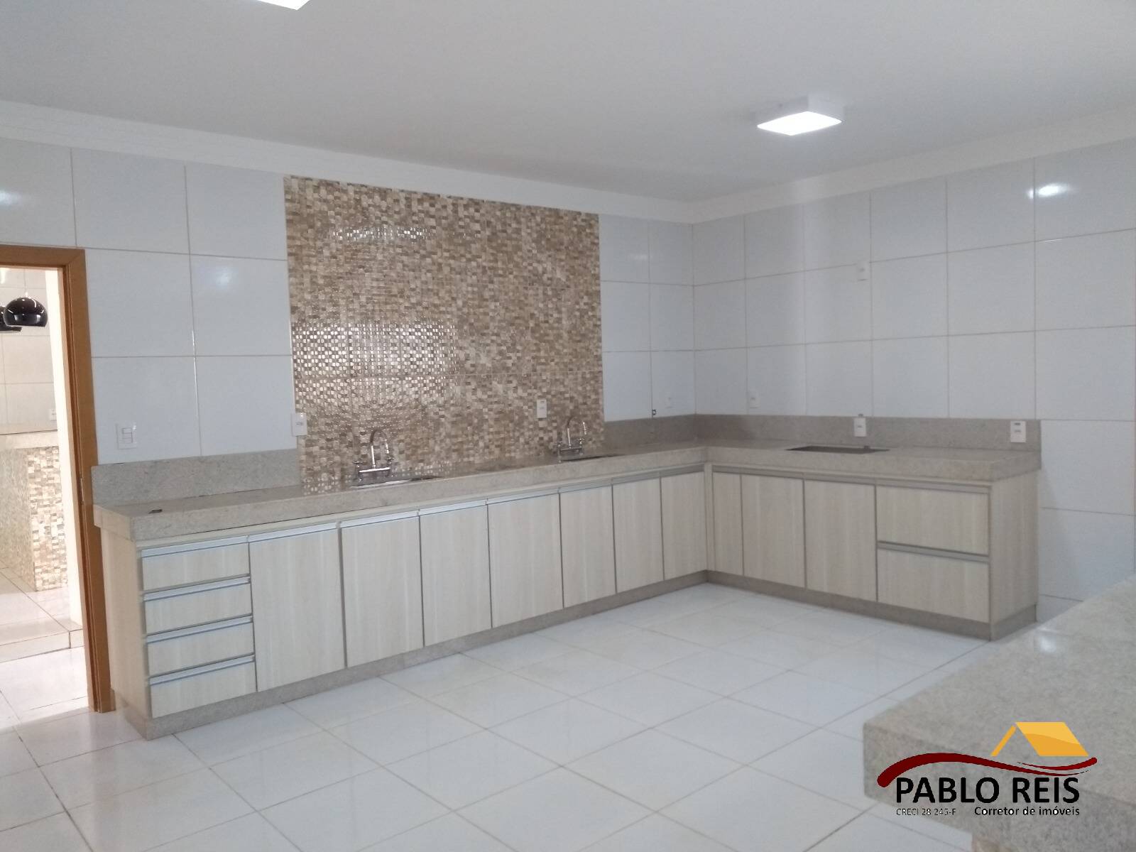 Casa à venda com 3 quartos, 320m² - Foto 2