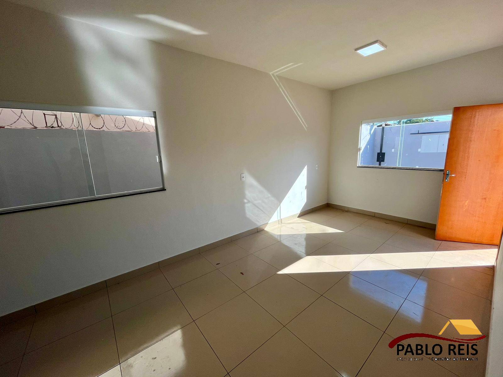 Casa à venda com 2 quartos, 70m² - Foto 1