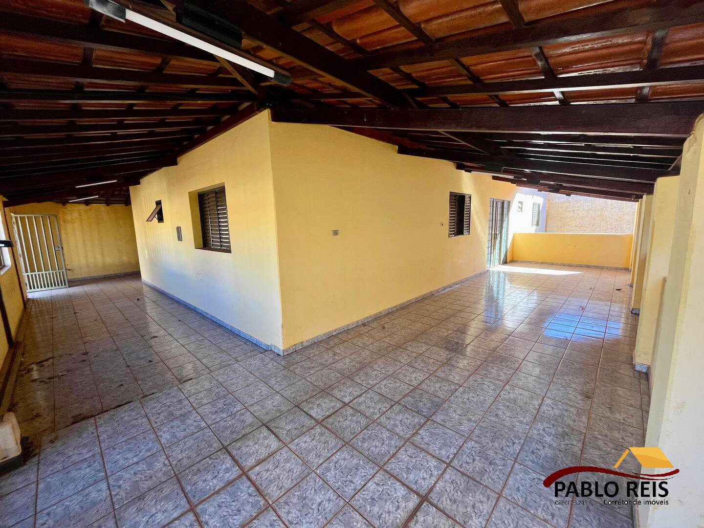 Casa à venda com 4 quartos, 218m² - Foto 1