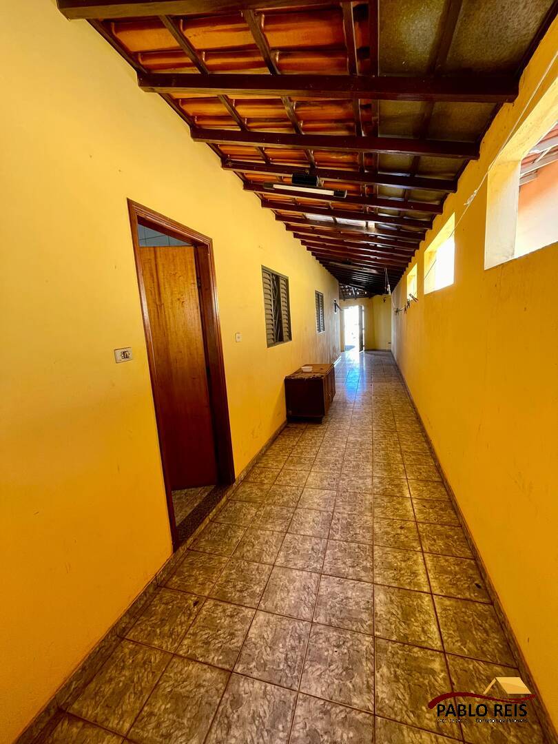 Casa à venda com 4 quartos, 218m² - Foto 2